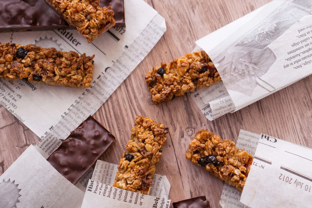 Bolsita de papel blanca antigrasa abierta por 2 lados diseño periódico 170x170mm - 1000Uds